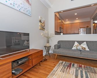 Cottage located in the middle of the island and amenities. Screened in porch and open concept living - Bald Head Island - Sala de estar