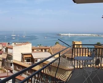 Vista Mare Apartments - Giardini Naxos - Balcony