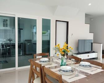 3-bedroom house in tranquil Tambon Thep Krasatti with hi-speed WiFi - Phuket - Essbereich