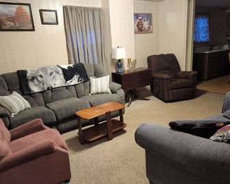 Right off the bike trail. - Meyersdale - Sala de estar