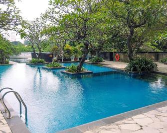 Modern and Luxurious 2BR Essence Dharmawangsa Apartment By Travelio - Jakarta - Pool