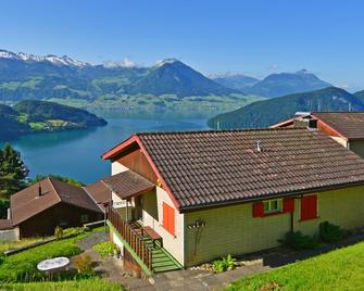 House with magnificent mountain & lake views on the Rigi. At the famous cog railroad - Vitznau - Gebäude