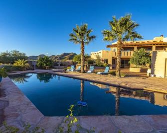 Hacienda near Ritz Carlton 360 views on 5 ac, all bdrms ensuite bathrms - Marana - Pool