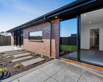 Family home, Game Zone & Outdoor Fireplace- Sleeps 10 - New Plymouth - Building