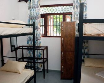 Dihein surf Hostel - Ahangama - Habitación