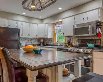 3BR with A/C, a Firepit and Private Lake Access! - Woodsville - Kitchen