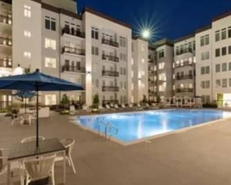 Fully Furnished 2 bed/2bath Apartment near the Galleria - יוסטון - בריכה