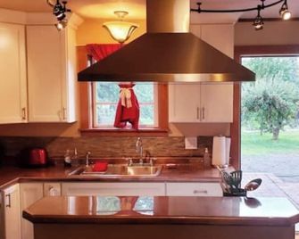 Idyllic Cottage Memory Making with Pool & Outdoor Fireplace under the Gazebo, - Spokane Valley - Kitchen