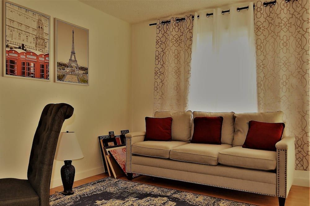 Urbana the Charming Well-lit two Bedrooms Apartment - Grand Forks - Pokój dzienny