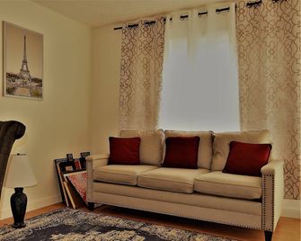 Urbana the Charming Well-lit two Bedrooms Apartment - Grand Forks - Pokój dzienny