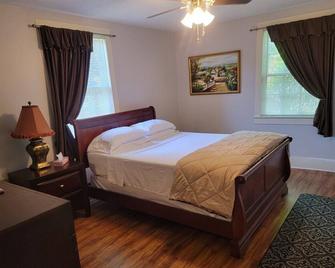 Stay in a historic Early 1800s Guest House! - Bardstown - Bedroom