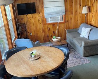 Ship's Wheel Resort - Baudette - Living room