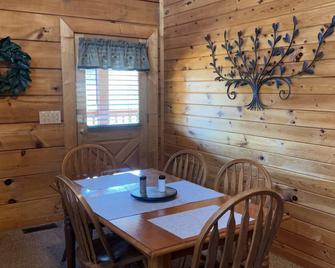 Story Brook: Beautiful true log cabin! Close to Dollywood, State Park, and more! - Sevierville - Dining room