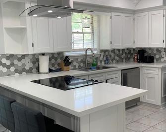 Cozy and spacious house: 7 beds & 3 bathrooms only 2 miles from I-10 - Gonzales - Kitchen