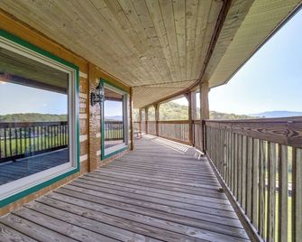 Panoramic Mtn Views Spacious Tennessee Home! - Ньюпорт - Балкон