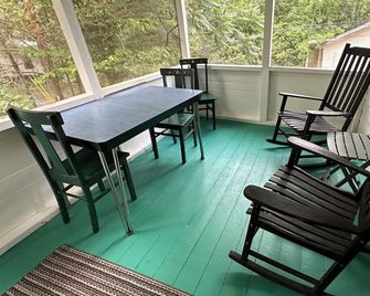 Charming 2 BR cottage in Schroon Lake; strong WiFi. pet friendly, beach - Schroon Lake - Balcón