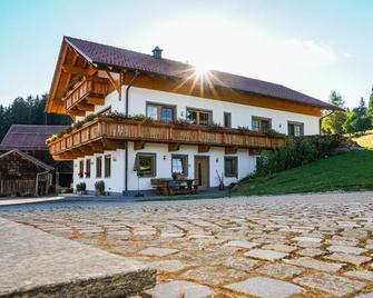 Moderne und gemütliche Ferienwohnung (40qm) mit Terrasse - Böbrach - Edificio