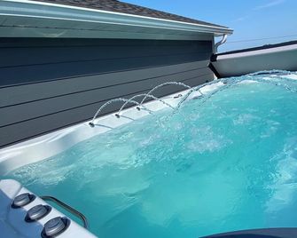 Retreat Air - King Bed, Hot Tub & No cleaning fee - Perryville