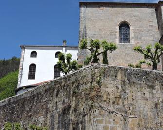 In the heart of the pretty village of Bera in Navarre, on the road to the Ibardin pass - Bera - Bangunan