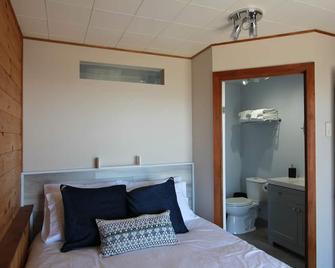 Yeomans By the Caves - Ocean Front Apartment - Saint Martins - Bedroom