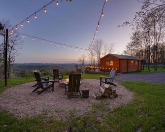 Sanctuary Summit | Hot Tub, Panoramic Views, Ada Friendly Cabin - Brookville - Terasa