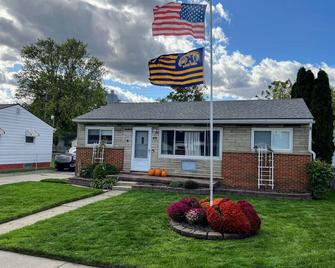 Cute home near EMU and U of M - Ypsilanti - Building