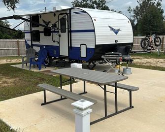 Cozy RV sleeps 4, WiFi, fitness room in wonderful Madison - Madison