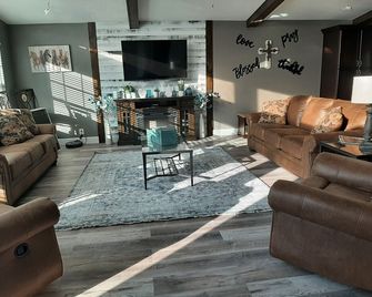 The 'Observatory'. A spacious apartment on a gated horse farm. - Citra - Living room