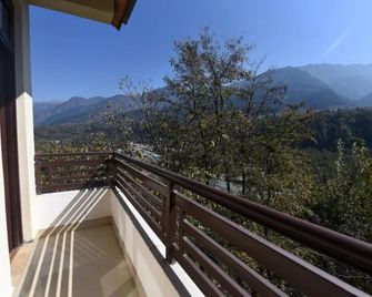 Parth Regency - Naggar - Balcón