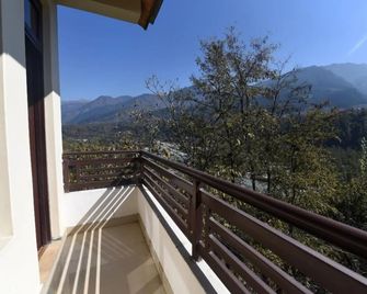 Parth Regency - Naggar - Balcón