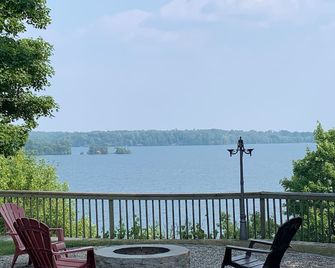 Cottage Getaway overlooking the Lake - Westport - Balcony