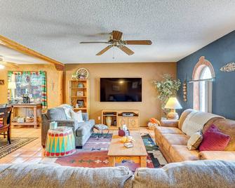 11 Mi to Sabino Canyon: Sw-style Home in Tucson - Tucson - Sala de estar