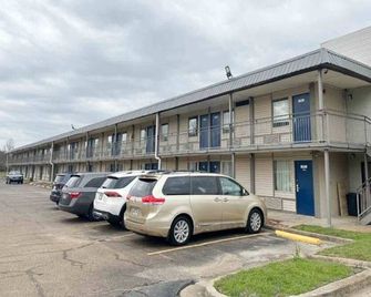 1 King Bed | Non-Smoking, Micfridge - Forrest City - Building