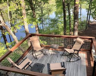 Beautiful Lakefront Log Cabin with Panoramic View. Near all Local Attractions! - Mill Spring - Balcón