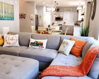 Beautiful Modern Farmhouse\n - Keizer - Living room
