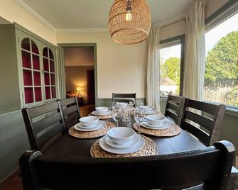 The University House King Beds+fast Wifi+w/D - Muncie - Dining room
