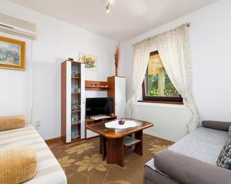 Apartments Snjezana by El-Pi Tours - Njivice - Living room