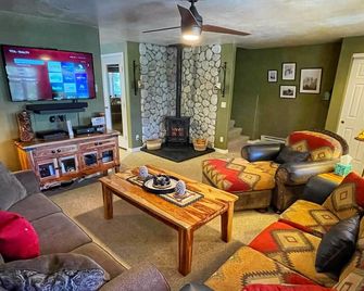 Charming 3bd/3ba Cabin 1mi to Duck Creek Village! - Duck Creek Village - Living room