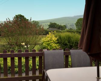Attractive Timber Chalet In The Upper Tanat Valley. Sleeps 4. - Llanfyllin - Balcón