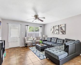 Welcoming 3 Bed/2 Bath Home Near Iah - Humble - Living room