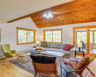 Charming Putney Home Porch, Grill and Hiking Trails - Putney - Living room