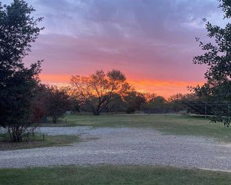 Rhineland Farm Farmhouse. 20 Min From Dvsp, Fossil Rim, Cleburne State Park - Glen Rose - Außenansicht