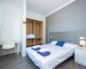 Twin/double room Nº8' with Shared Terrace, Wi-Fi and Air Conditioning - Can Pastilla - Bedroom