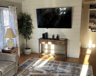 Bledsoe Bungalow -Green Acres - Mount Airy - Obývací pokoj