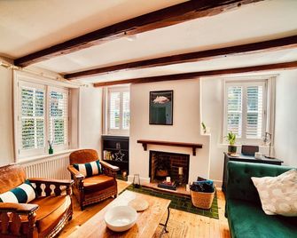 Beautiful Cozy Old Cottage near the sea and all Attractions - Eastbourne - Living room