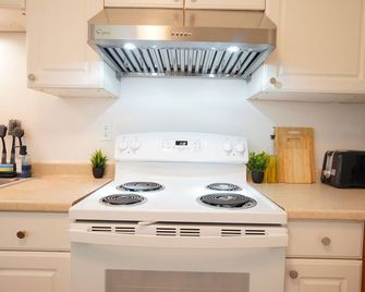 1 King 2BR w/smartTV, Wifi & stocked kitchen in tranquil - Everett - Kitchen