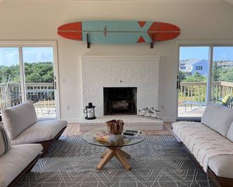 Views of Cape Cod Bay only 10 mins from Provincetown Center! - North Truro - Living room