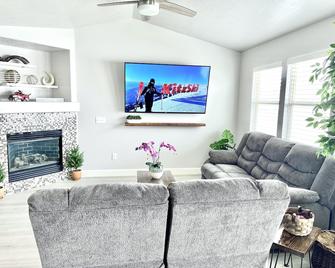 Luxury, Cozy & Modern Home, 3 BR, 4 King beds, Central location - West Valley City - Living room