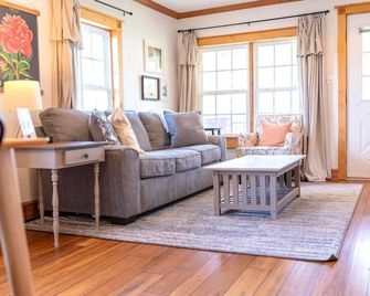 Remodeled 1920s Charmer Near Etsu, Jcmc & Downtown - Johnson City - Living room
