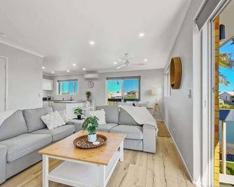 Waterfront Serenity - Steps from Mooloolaba Beach - Mooloolaba - Living room